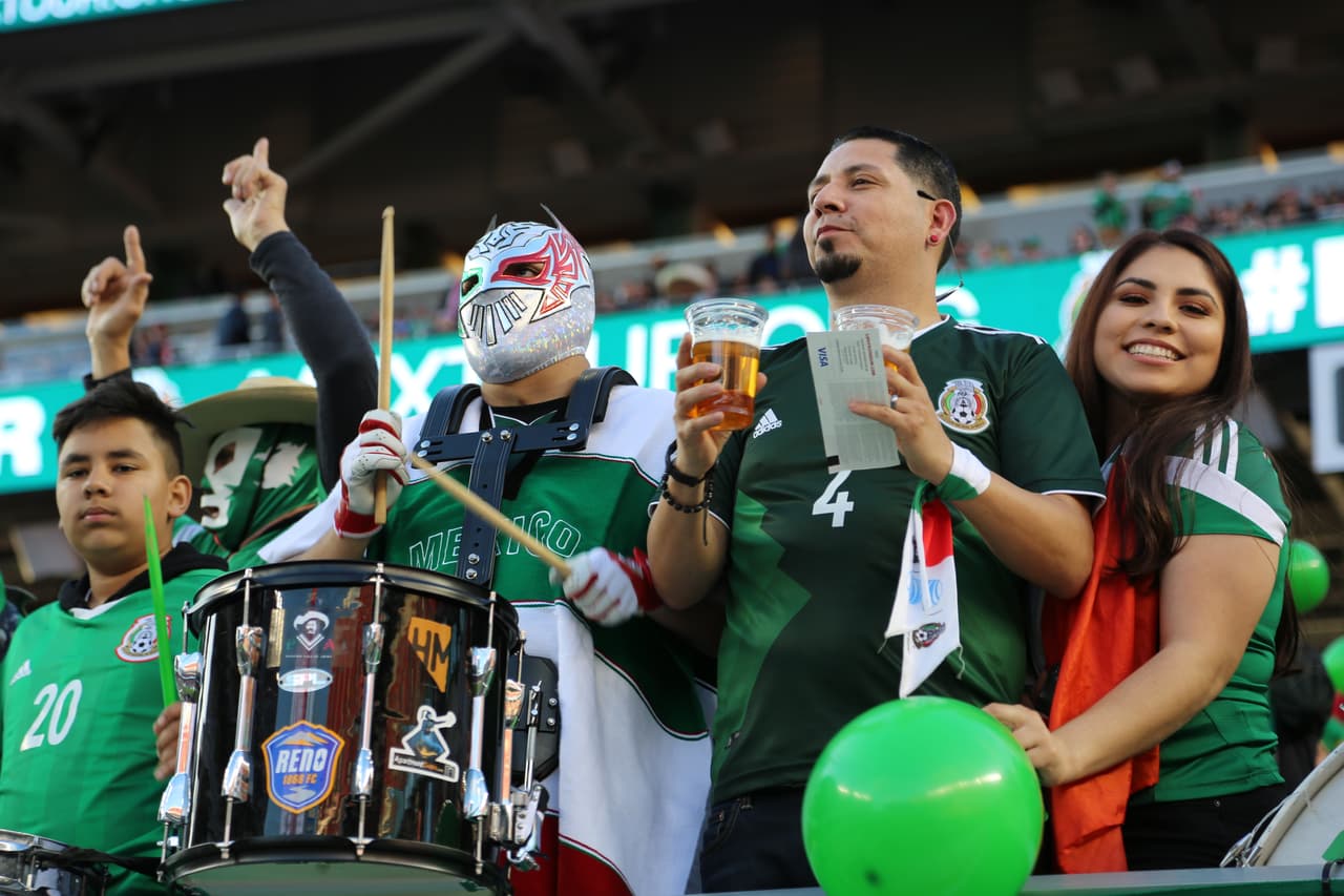 Seguimiento gráfico de los trabajos en cancha de los jugadores, las características del escenario y hasta la alegría de los asistentes en el Levi's Stadium en el partido de México contra Islandia.
