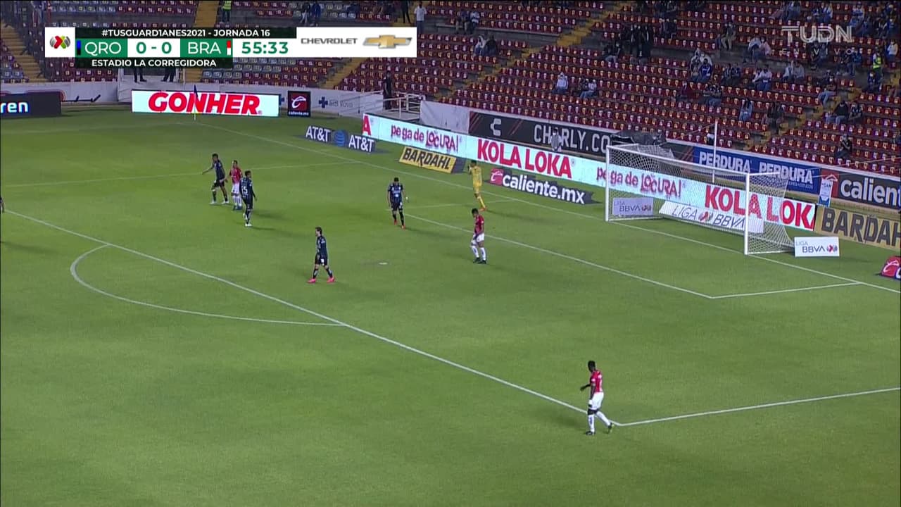 ¡TIRO ATAJADO! disparo por Marco Fabián.