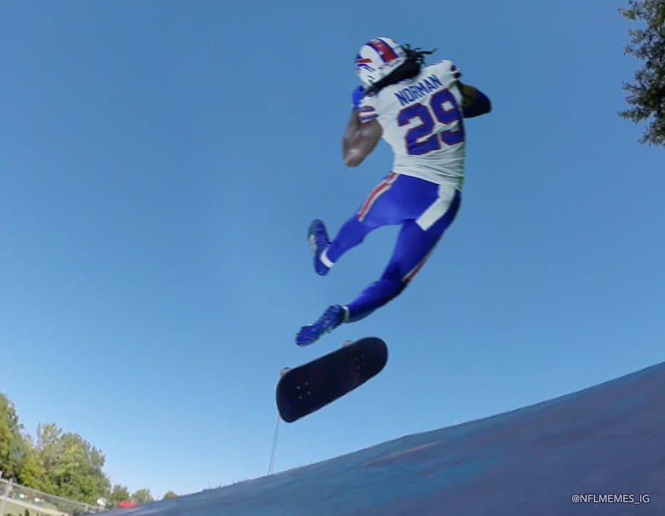 Los memes también ‘despacharon’ a Josh Norman | Las burlas en internet hicieron lo suyo luego de que el corredor de los Titans quitara de se camino al cornerback de los Buffalo Bills.