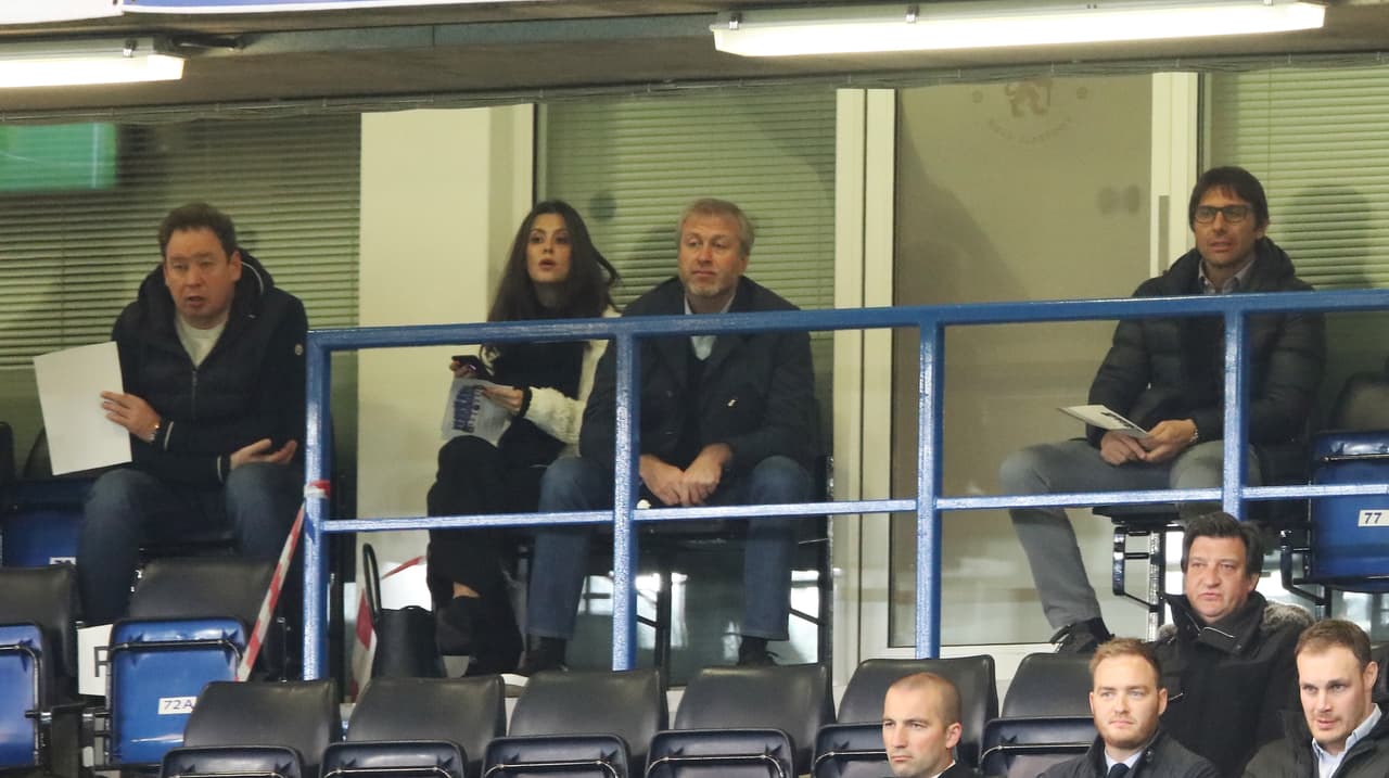 Abramovich ha ido rodeándose de gente de fútbol (a la izquierda aparece Leonid Slutsky, extécnico de Rusia y del CSKA de Moscú)