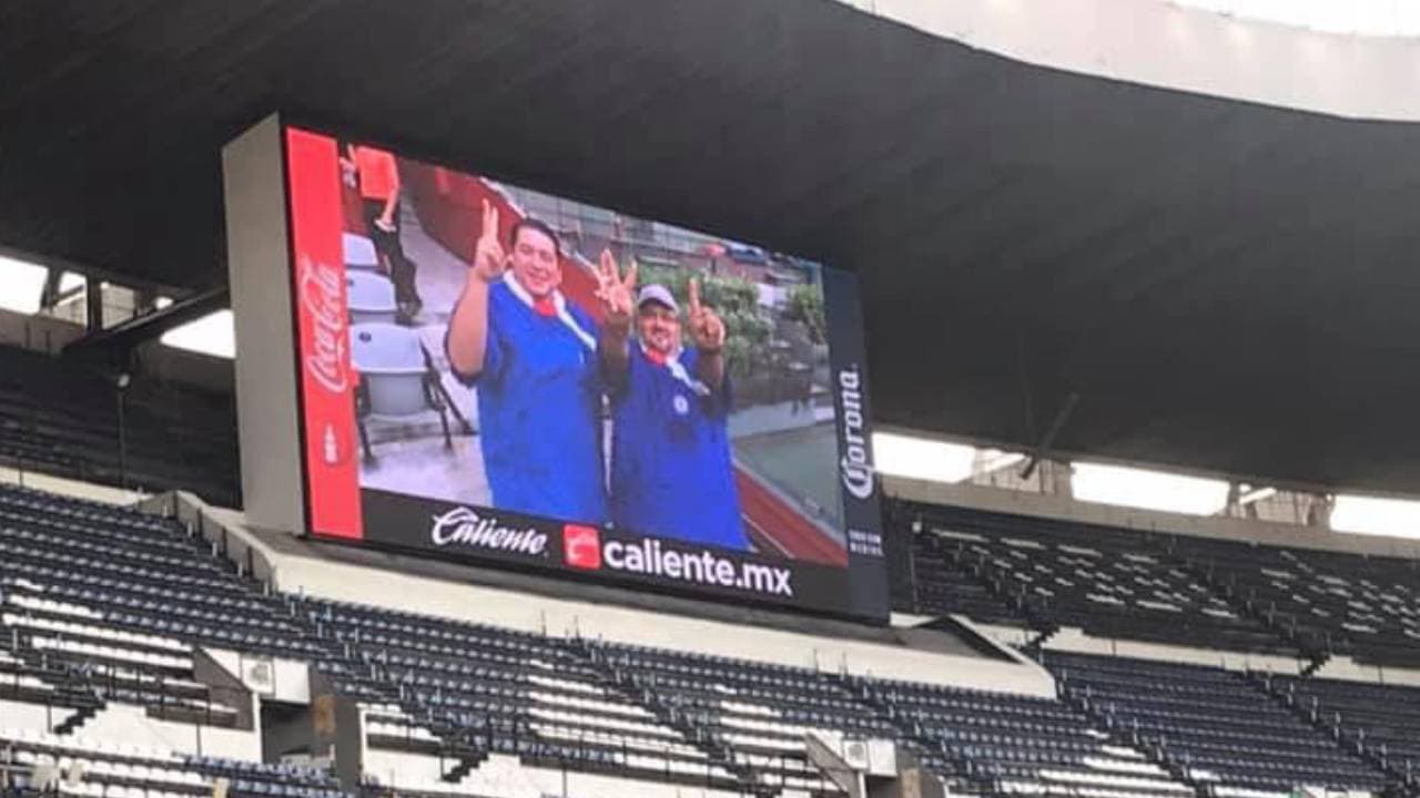 Las pantallas del Estadio Azteca lo captaron y aumentaron su popularidad entre la nación celeste.