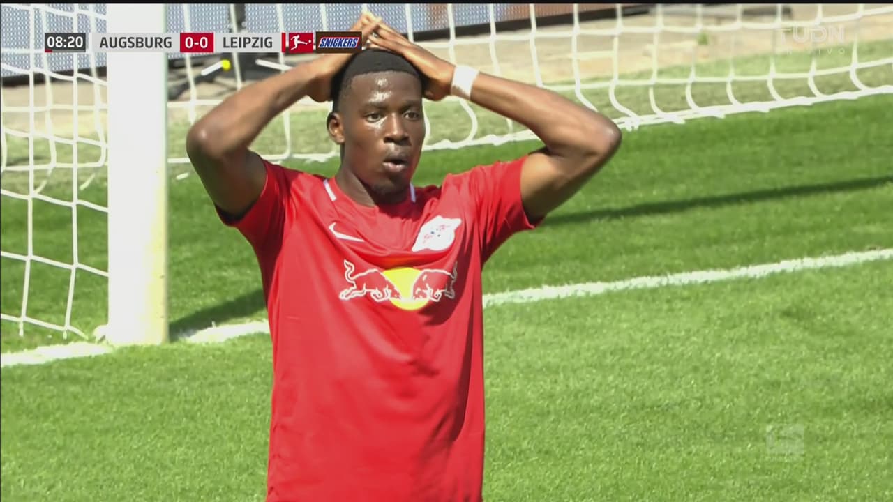 ¡La que se perdió el Leipzig! Mukiele falla solo y su alma ante el marco del Augsburg
