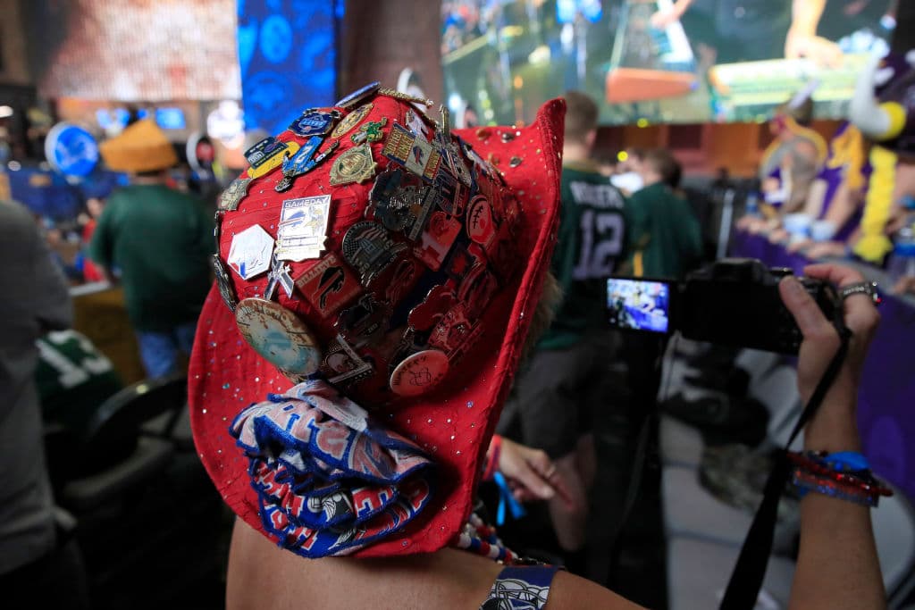 Así se vivieron los momentos previos a la edición 2019 del Draft de la NFL. Imperdibles imágenes de los fanáticos más apasionados del mundo.