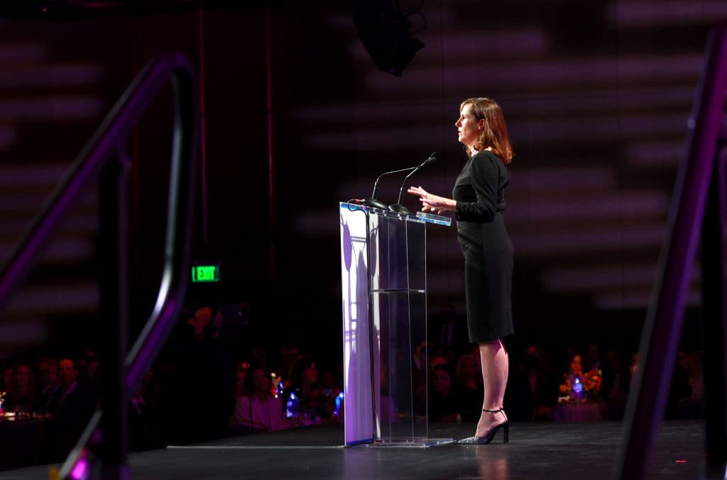 “Quiero decir, lo único bueno que se puede decir sobre el coronavirus es que no es sexista, lo cual es una prueba de que no fue creado por el hombre”, bromeó Shannon.