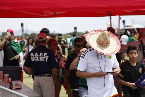 La afición en Estados Unidos llegó a Phoenix con todo su colorido para ver a México y Guatemala enfrentarse en la Copa Oro 2015.
