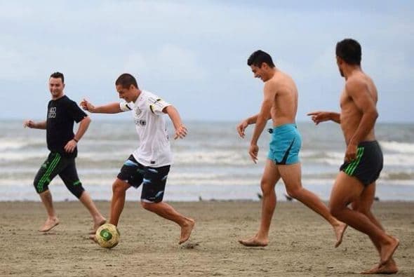 Javier Hernández, Marco Fabián, Diego Reyes, Alan Pulido, Miguel Ponce, Raúl Jiménez, Isaac Brizuela y Héctor Herrera aparecieron en la playa de Iracema (Foto: Twitter)
