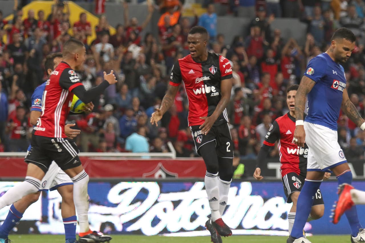 Empujaron por todos los frentes y debieron abrir a la defensa de Cruz Azul a través de un defensa. Jaine Barreiro igualó el partido a los 45 minutos, justo antes del silbatazo del medio tiempo.