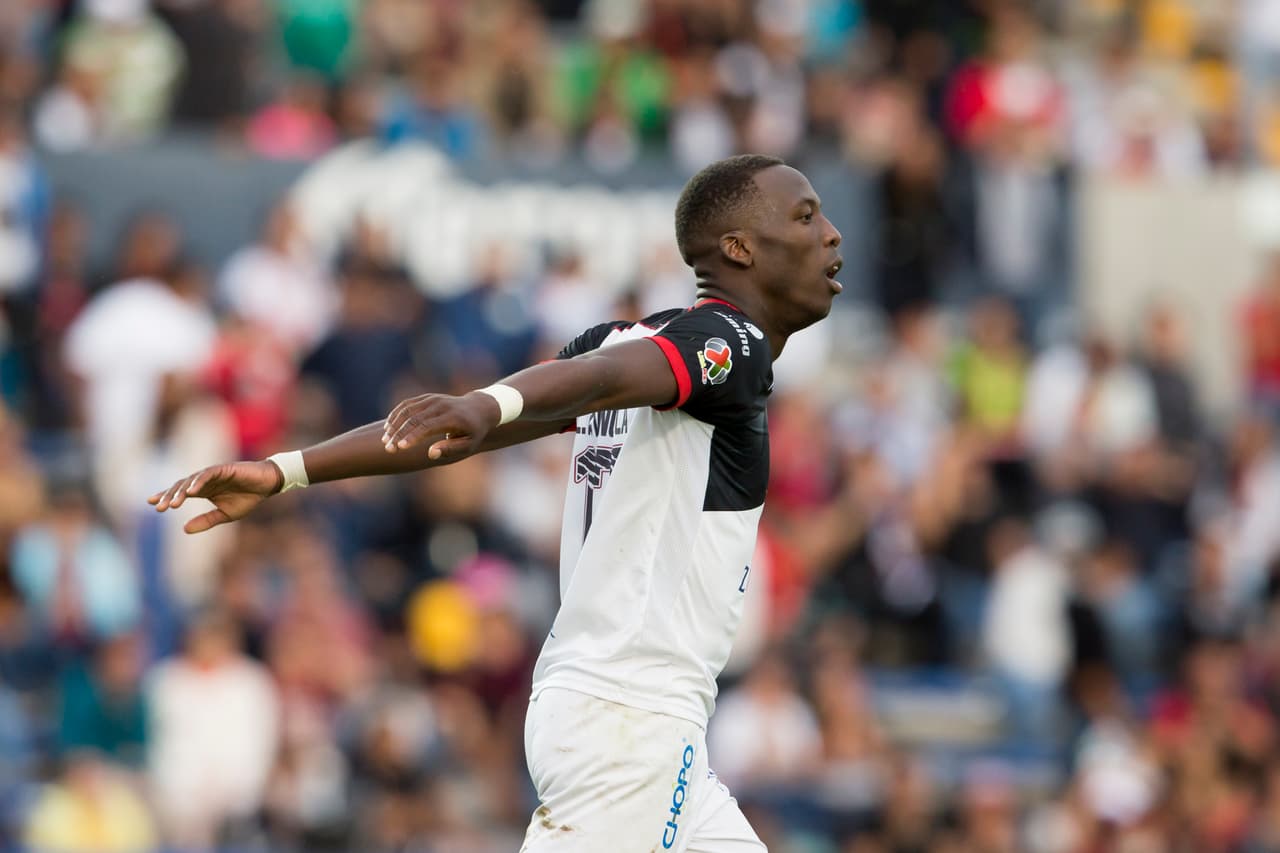 Luis Advíncula, lateral derecho de Lobos BUAP que estará con Perú en el repechaje.