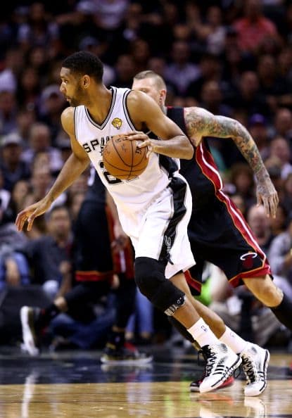 Todo o nada. Dispuestos a dejar la vida en la cancha San Antonio fue por su quinto campeonato mientras Miami buscaba salir de la mala racha 3-1 pese a que ningún equipo en la historia lo había logrado en una final. San Antonio apaleó a Miami.          