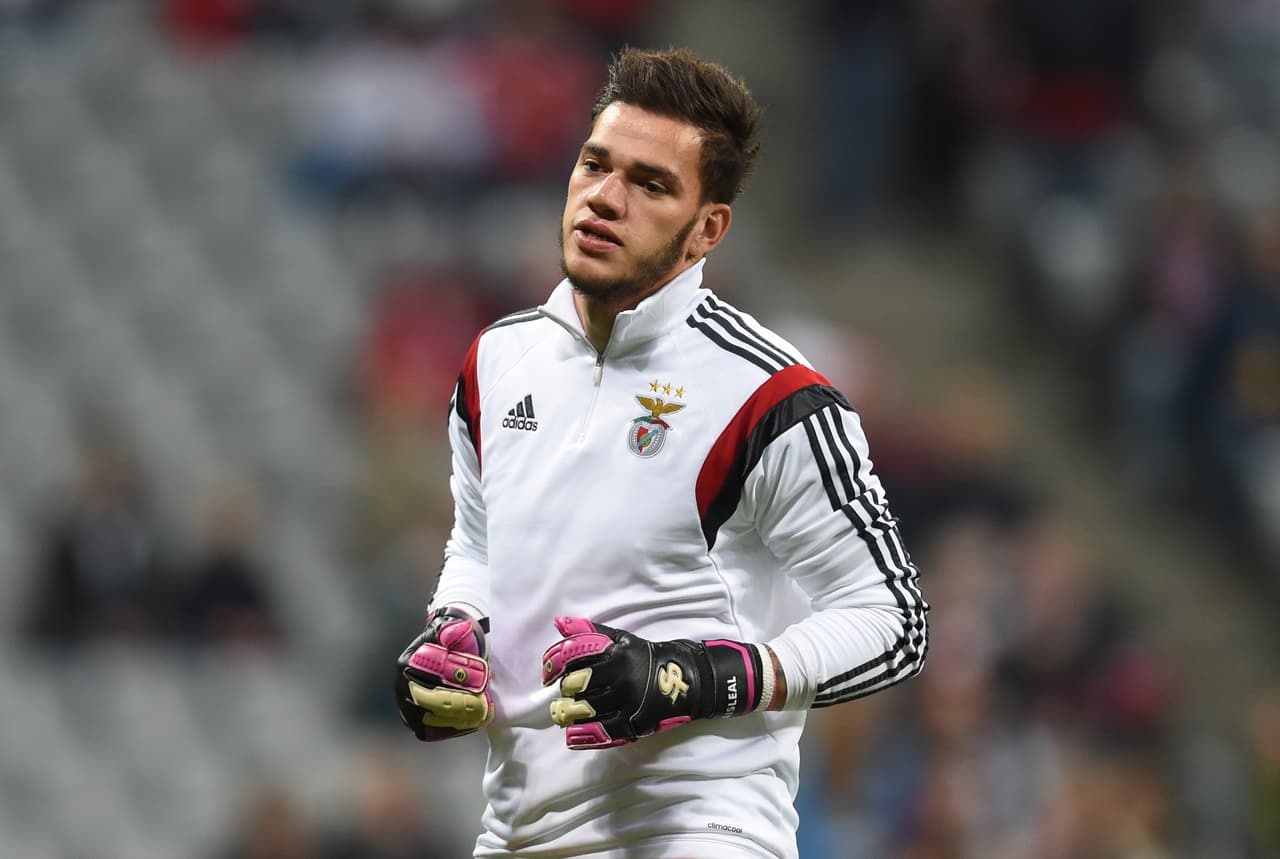Pero si se trata de caprichos, el del Manchester City por Ederson podría hacer a este juvenil arquero uno de los mejores pagos en su posición en la historia. Por el brasileño están dispuestos a desembolsar al menos 30 millones de euros.