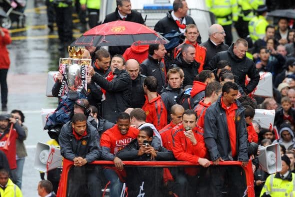 El trofeo circulaba por las manos de todo el plantel.