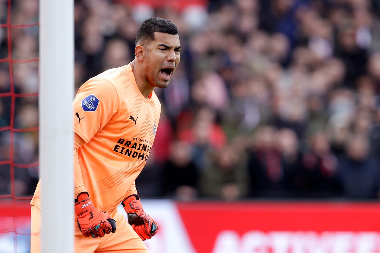 PSV supera a Feyenoord y Ajax golea a Cambuur a domicilio.