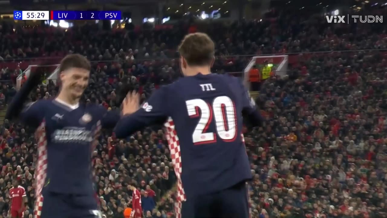 Til llega solo y define para marcar el segundo del PSV ante Liverpool