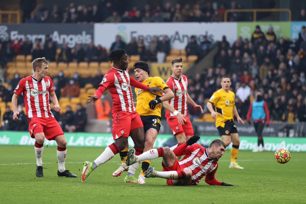 Con goles de Raúl Alosno Jiménez (37'), Conor Coady (59') y Adama Traoré (90+1'), el Wolverhampton le pega 3-1 al Southampton y consiguen tres importantes puntos.