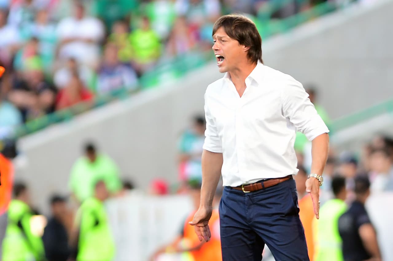 Almeyda se mostró desesperado en la busqueda del empate, pero su equipo no encontró cómo revertir la situación.