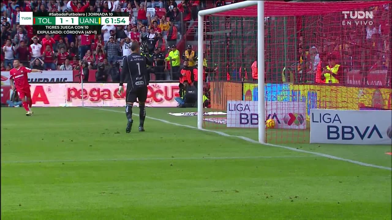 ¡CERCA! Alexis Vega disparó que se estrella en el poste.