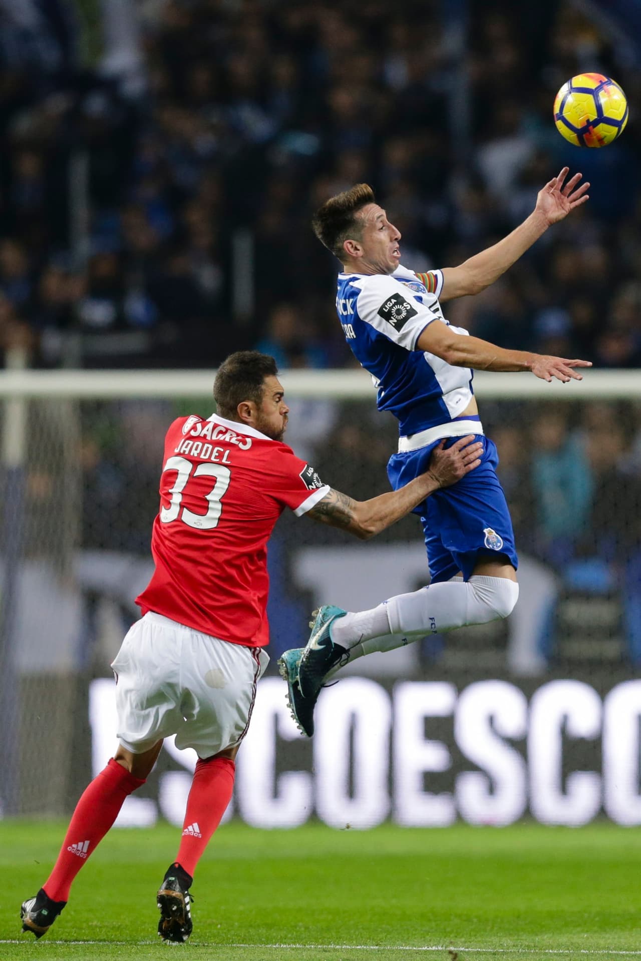 JC. Porto (Portugal), 01/12/2017.- FC Porto's player Hector Herrera (R) in action against Benfica's player Jardel (L) during their Portuguese First League soccer match held at Dragao stadium in Porto, Portugal, 01 December 2017. EFE/EPA/JOSE COELHO