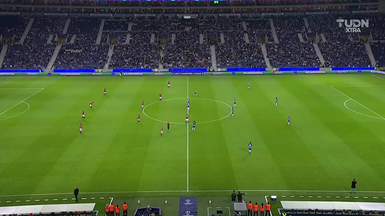 Arranca el partido y la pelota está en juego.