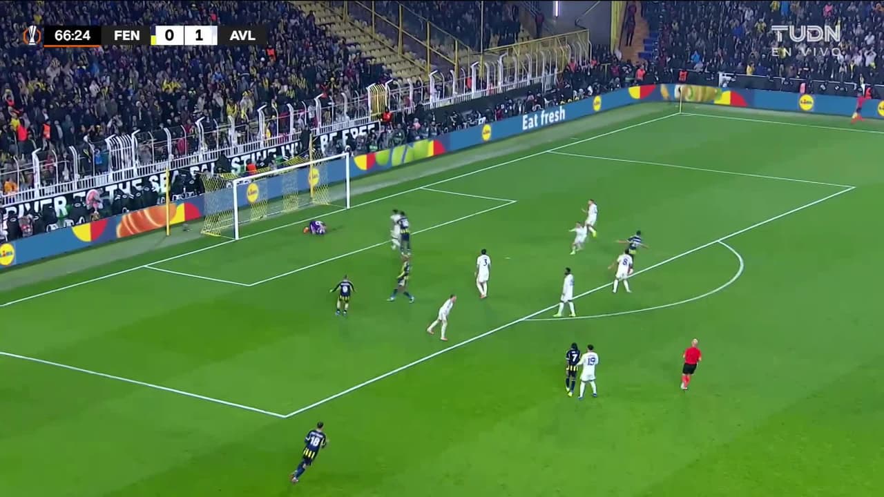 Marco Bizot le dice que no al Fenerbahçe y ataja en dos tiempos