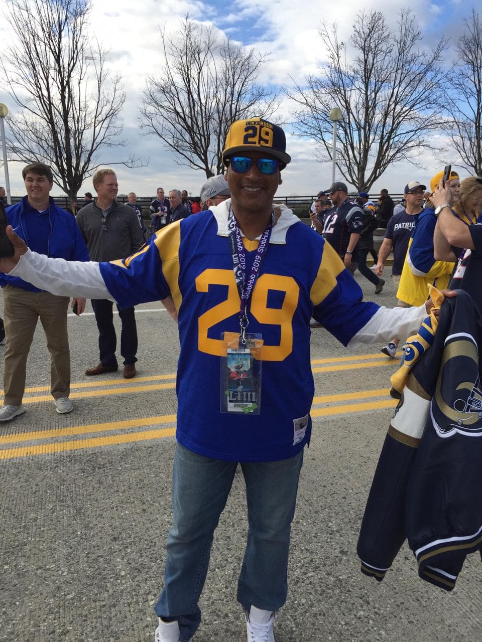 Un fanático con la jersey del legendario Eric Dickerson.