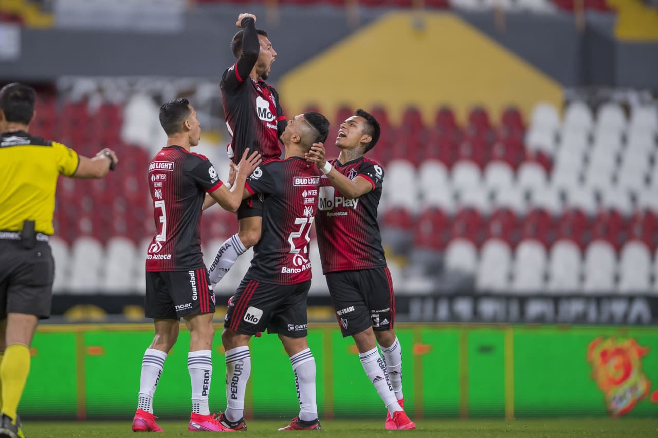 Con goles de Luciano Acosta y Javier Correa, Atlas gana y se queda con los puntos.