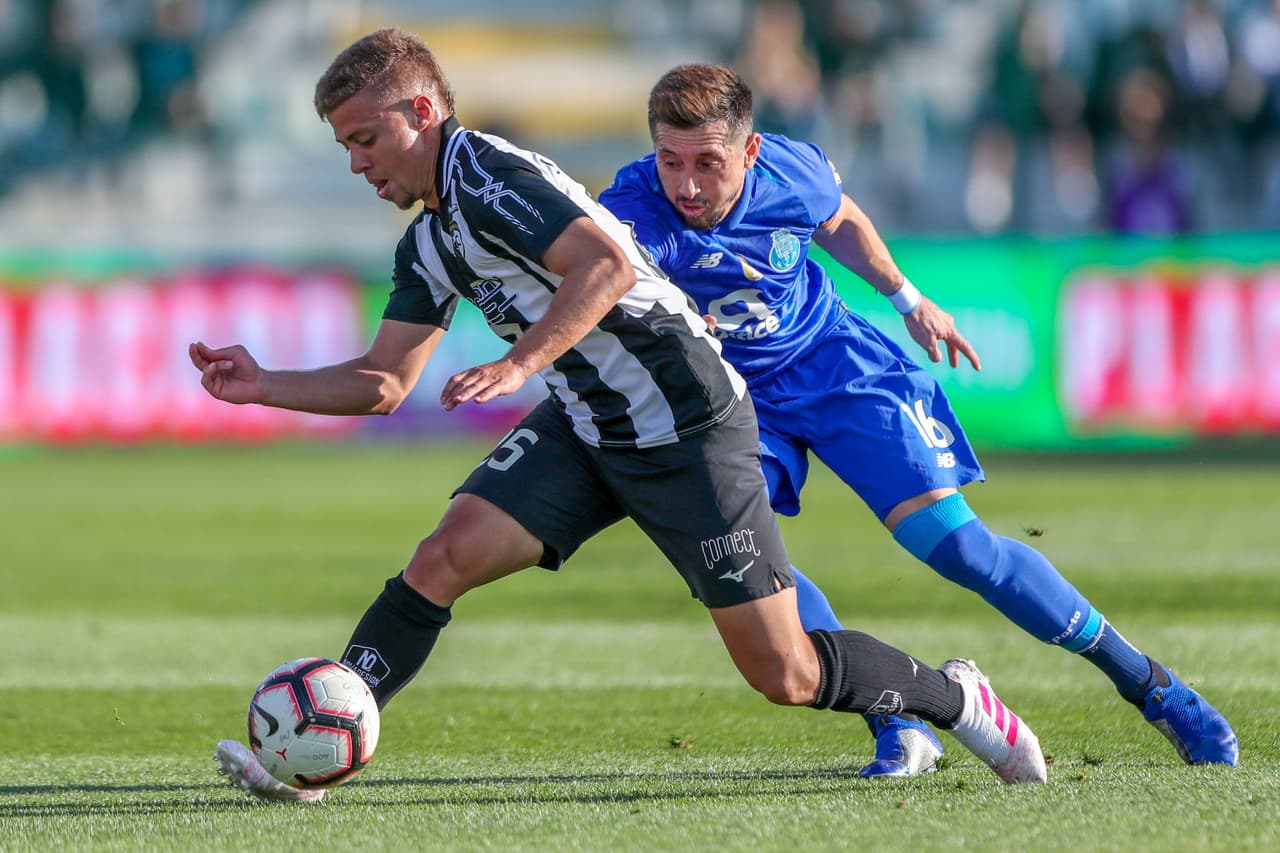 El gol inicial no le dio respiro al Porto, que tuvo a Héctor Herrera (derecha) los 90 minutos como capitán.