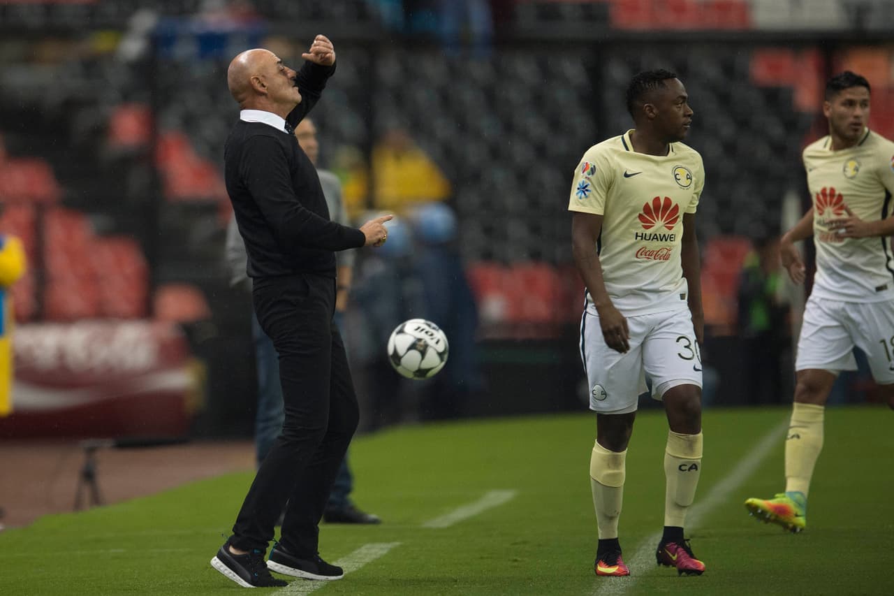 Ahora se le verán nuevos accesorios de moda, como ya antes dejó ver a nuevos zapatos en su repertorio. Habrá que ver si esa frescura también la contagia a sus dirigidos en el fútbol.