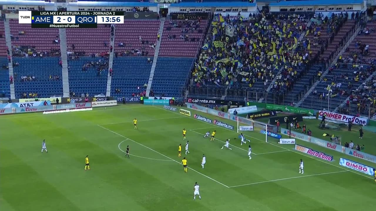 ¡CERCA! Israel Reyes disparó que se estrella en el poste.