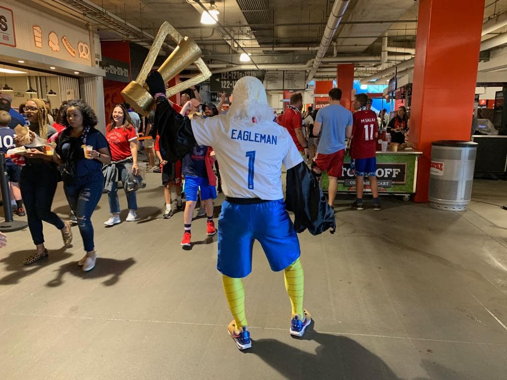 Los fanáticos estadounidenses y trinitenses se preparan en el FirstEnergy Stadium de Cleveland, Ohio, para su encuentro en el Grupo D de la Copa Oro.