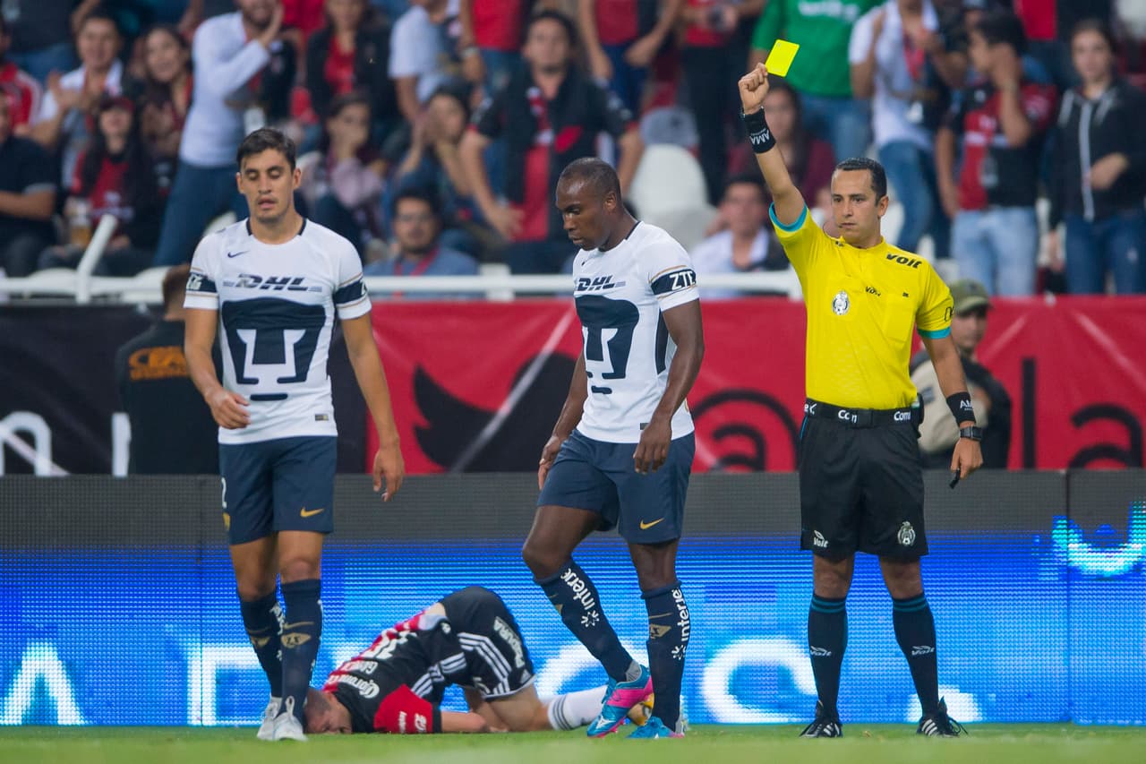 Eduardo Galván requirió de 5 tarjetas amarillas, 4 de ellas para jugadores de Pumas, para poder controlar las acciones en el terreno de juego.