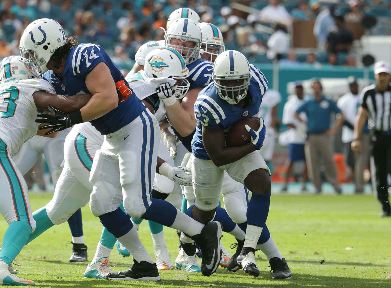 Frank Gore anotó dos touchdowns por tierra y los Colts siguen con vida por el título del Sur de la AFC al vencer 18-12 a los Dolphins.