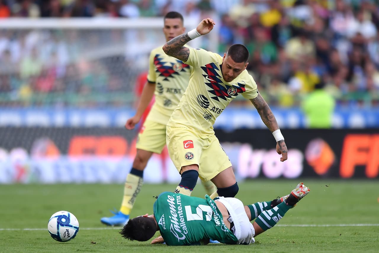 Fernando Navarro se duele en el campo tras falta de Nicolás Castillo.