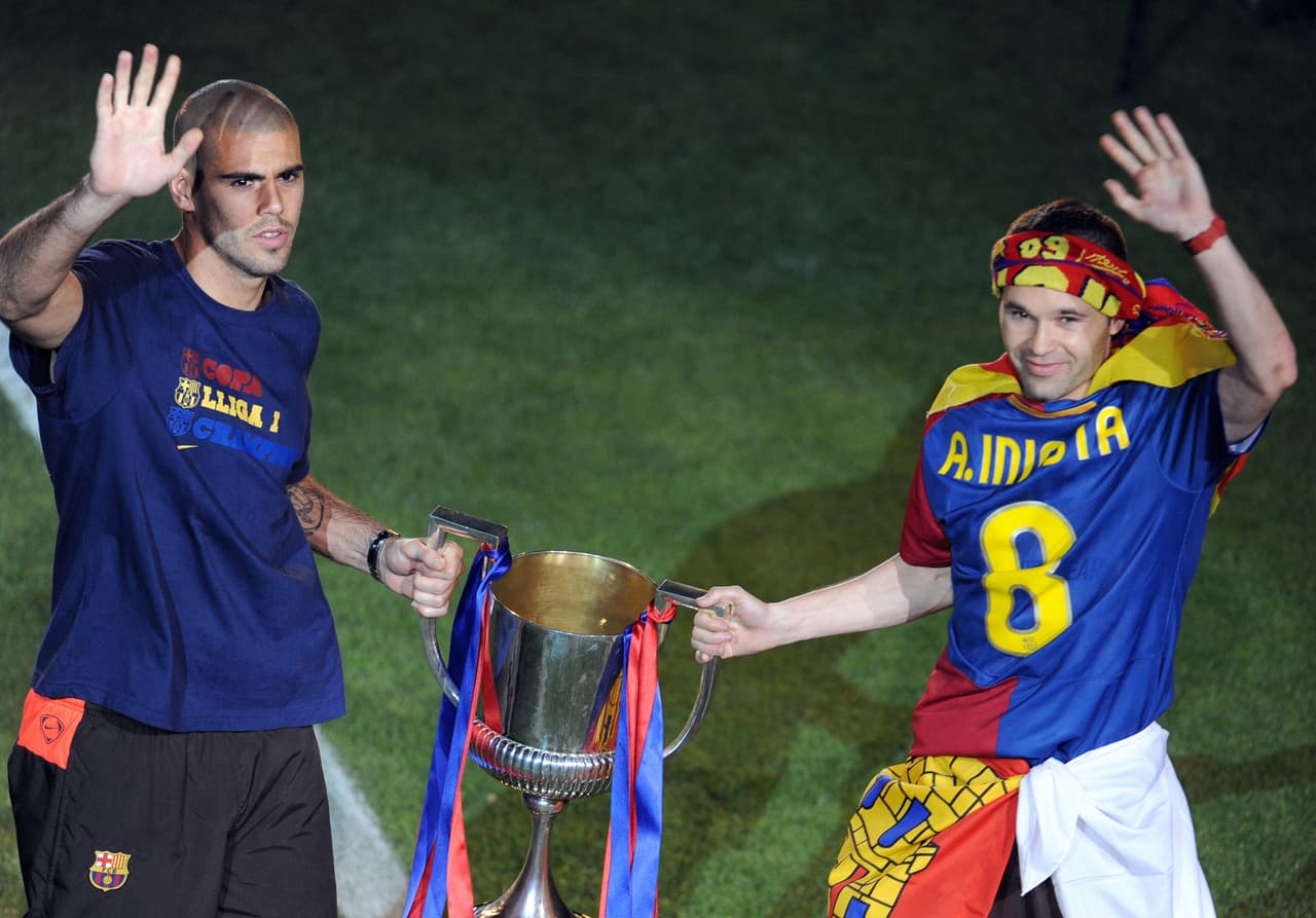 Con el Barcelona ganó La Liga seis veces y el Trofeo Zamora en cinco ocasiones.