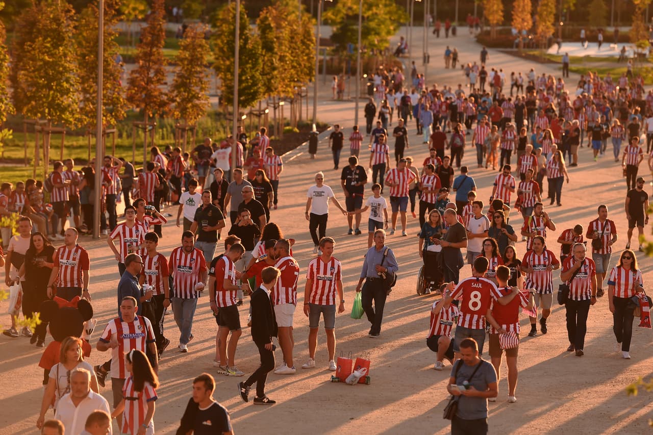 Cae la tarde y el Wanda Metropolitano recibe a miles de aficionados colchoneros.