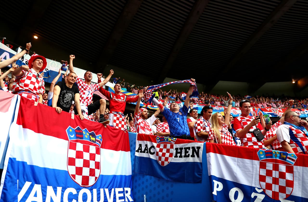 La porra de Croacia calentando motores.