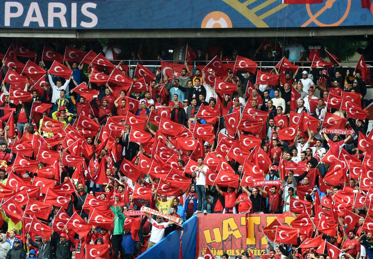 Los turcos no cesaron en levantar el ánimo de su selección.
