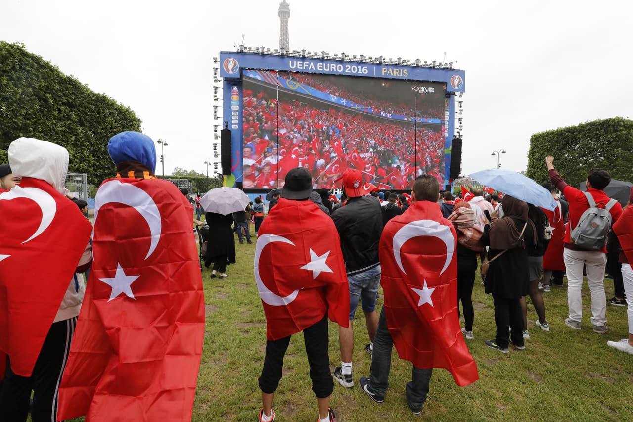 Cada ciudad con partido colocó pantallas gigantes para ver la Eurocopa.