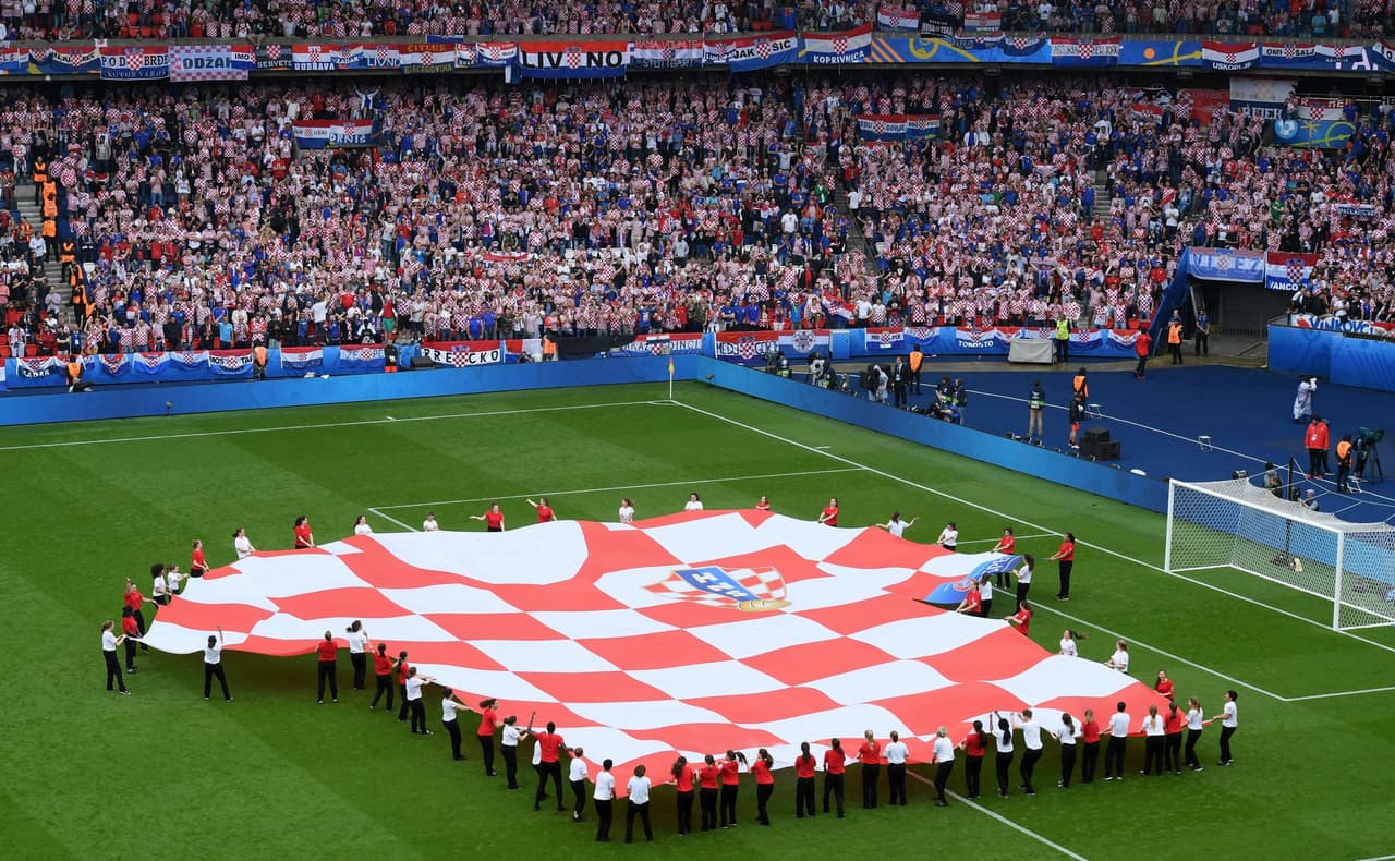 Presentando la casaca croata.