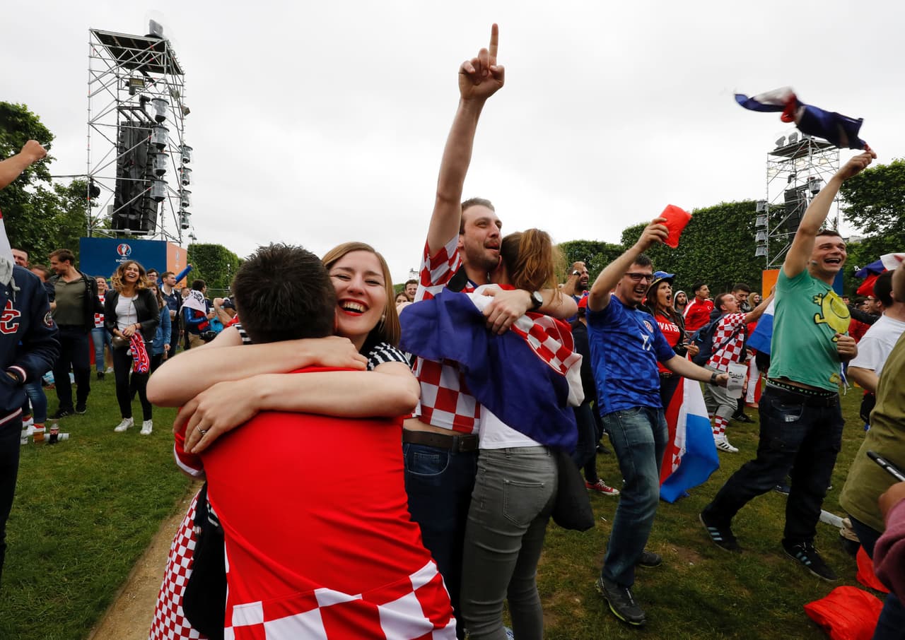 En la Zona Fan los croatas celebraron así el gol de Modric.