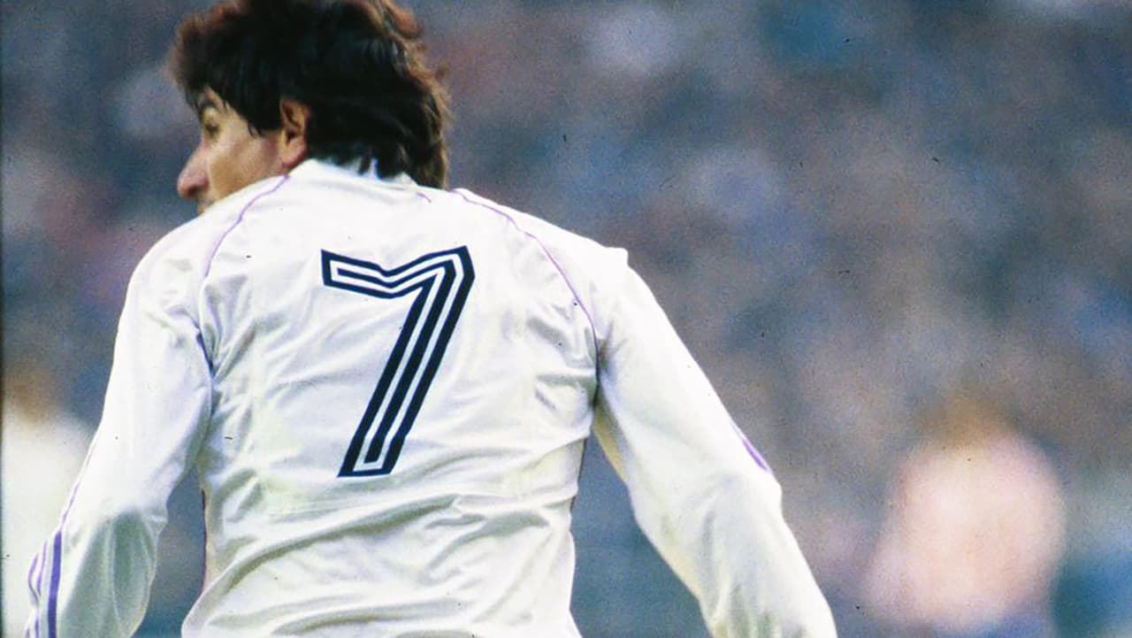 Juanito ganó 5 ligas, dos Copas del Rey y dos Copas UEFA. Su carácter férreo y su agresividad lo catapultaron a ídolo blanco.