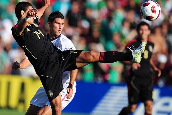 El 'Chicharito' siempre tuvo exceso de vigilancia en el área, hasta 4 jugadores de EU le llebagan a marcar.