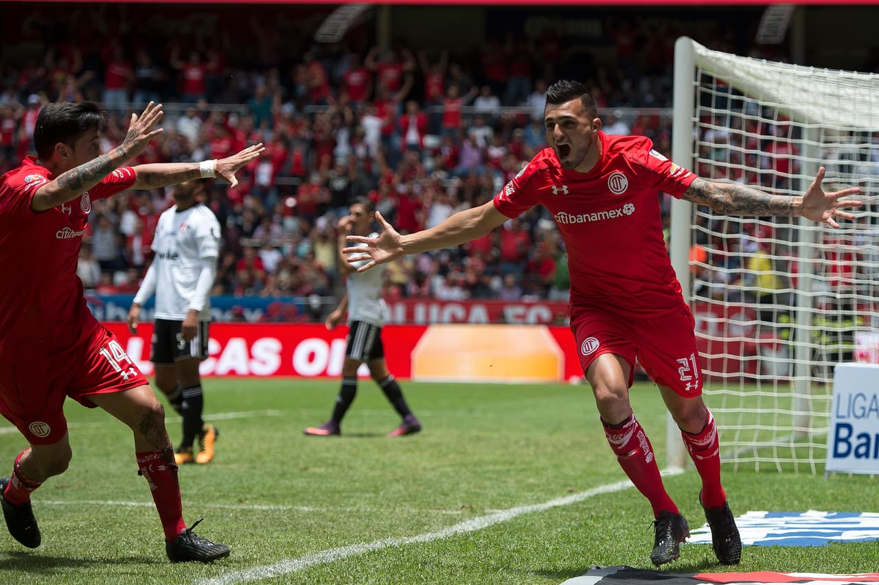 Toluca reaccionó y nuevamente empató el encuentro. Un pase filtrado de Sambueza lo dejó en mano-a-mano frente al portero que poco pudo hacer.