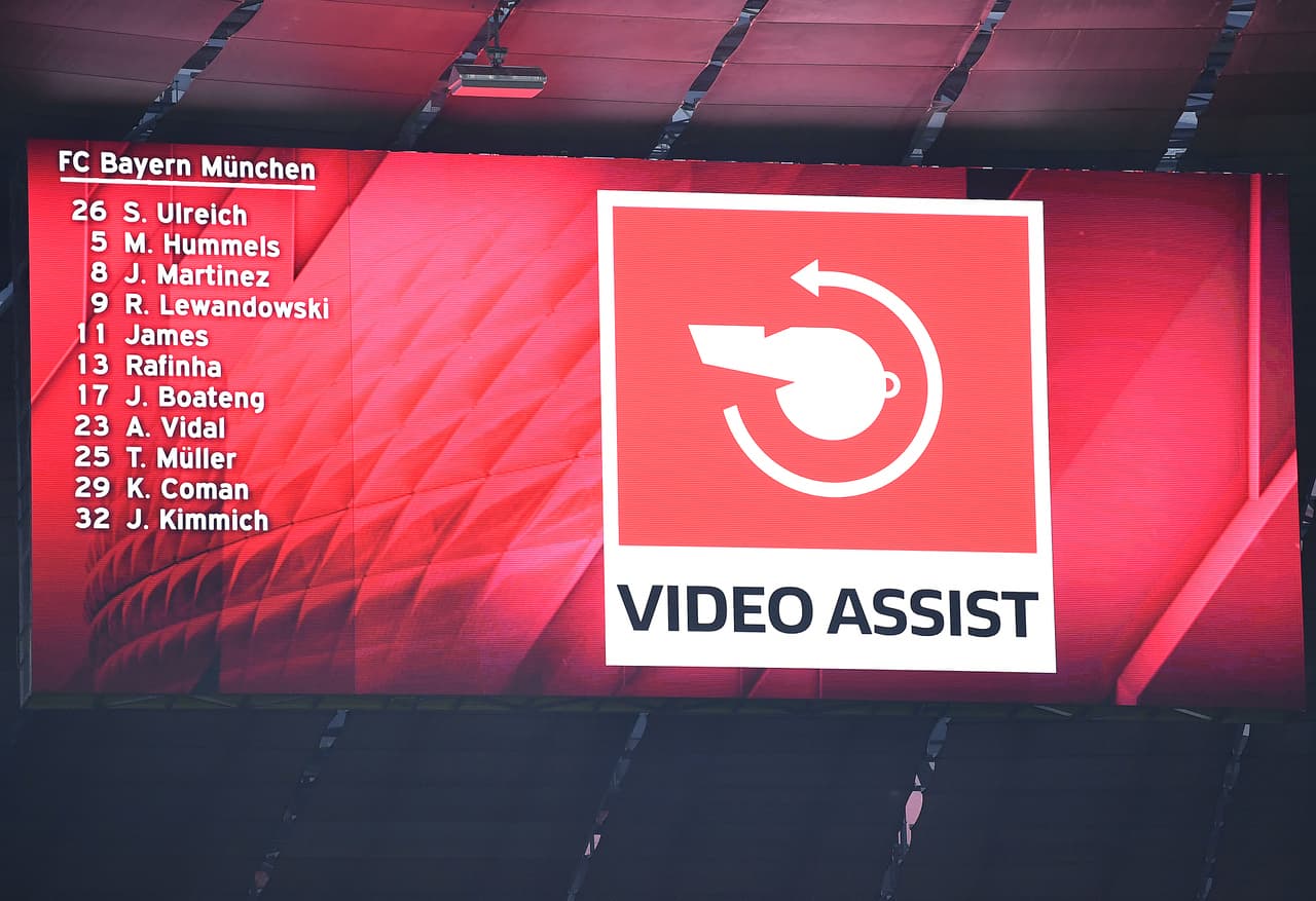 Sin embargo, el juez central fue notificado por los expertos del VAR sobre un posible fuera de juego del delantero.