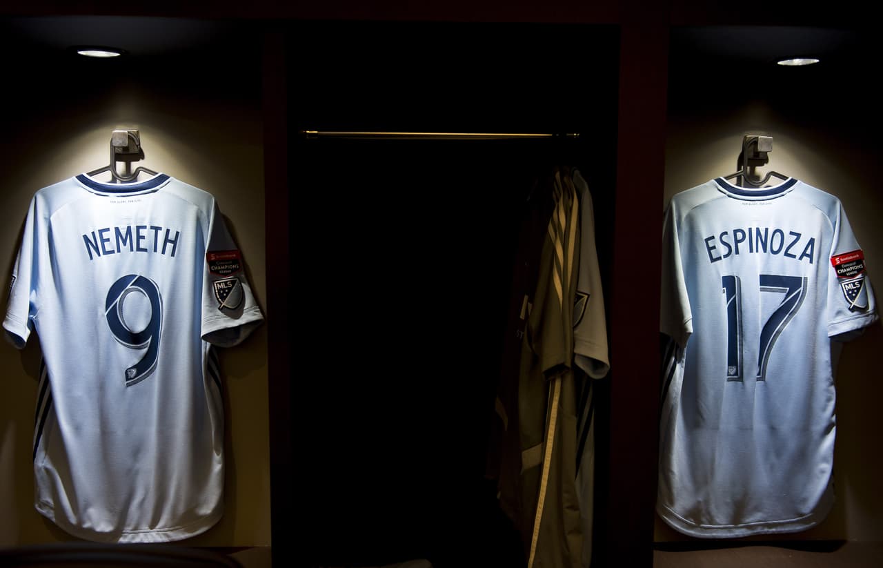 Este fue el ambiente dentro y fuera del Childrens Mercy Spark Stadium, en Kansas City, Kansas, para presenciar el partido de Vuelta de las Semifinales de la Concacaf Champions League entre Sporting Kansas City y Rayados del Monterrey en medio de una noche fría.