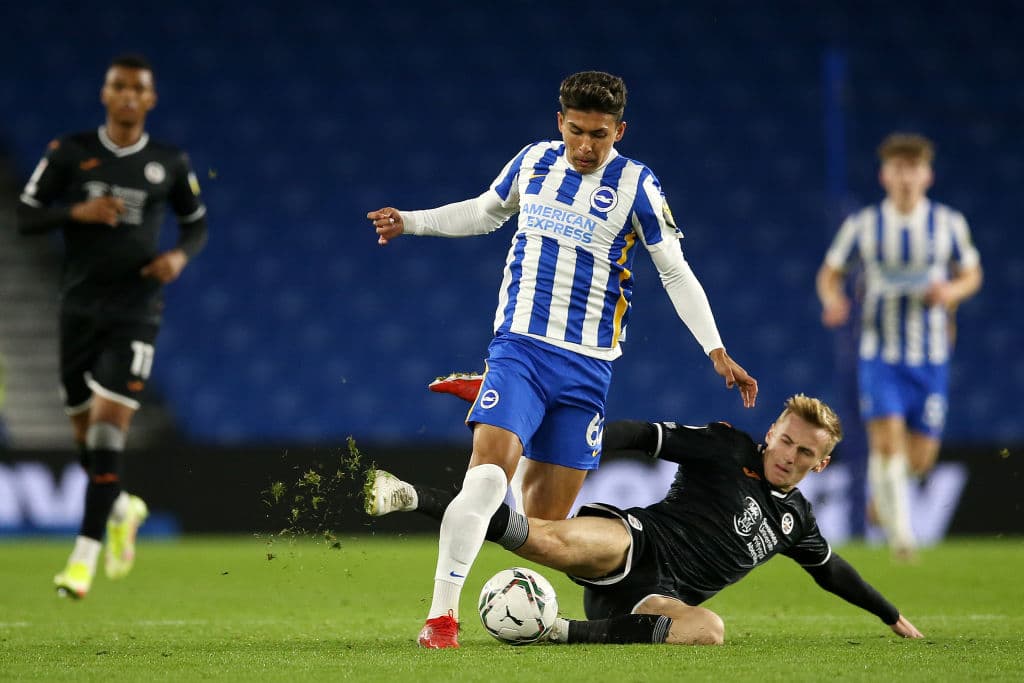 Con doblete de Aaron Connolly, Brighton and Hove Albion consigue su pase a Octavos de final de la Liga de la Inglesa tras derrotar a Swansea.