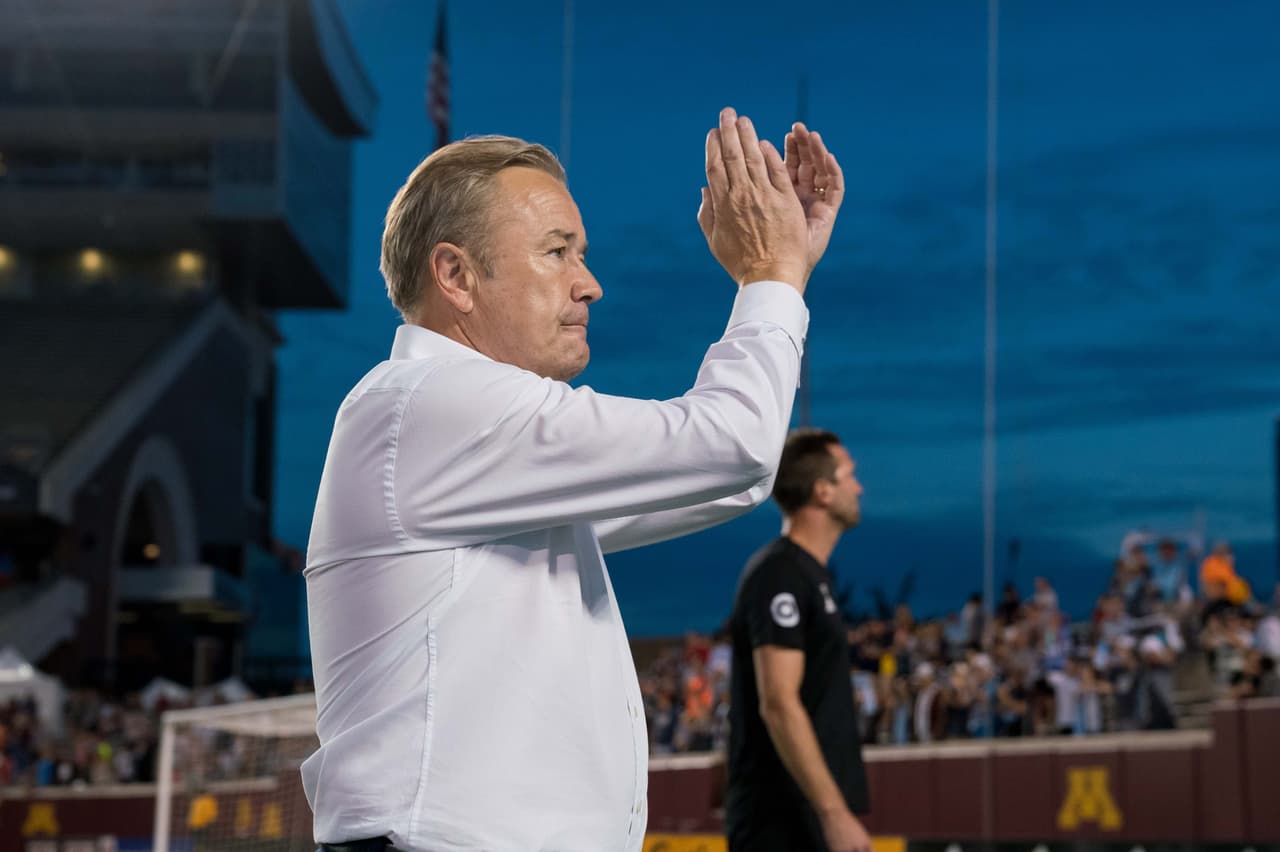 Adrian Heath, técnico de Minnesota United, fue elegido como el Entrenador del Equipo de la Semana. En su imaginario banquillo de suplentes estarían Joe Willis (Houston Dynamo), Brent Kallman (Minnesota United), Tim Parker (New York Red Bulls), Cristian Roldán (Seattle Sounders), Sean Davis (New York Red Bulls), Miguel Ibarra (Minnesota United) y Romain Alessandrini (LA Galaxy). (USA Today Images)