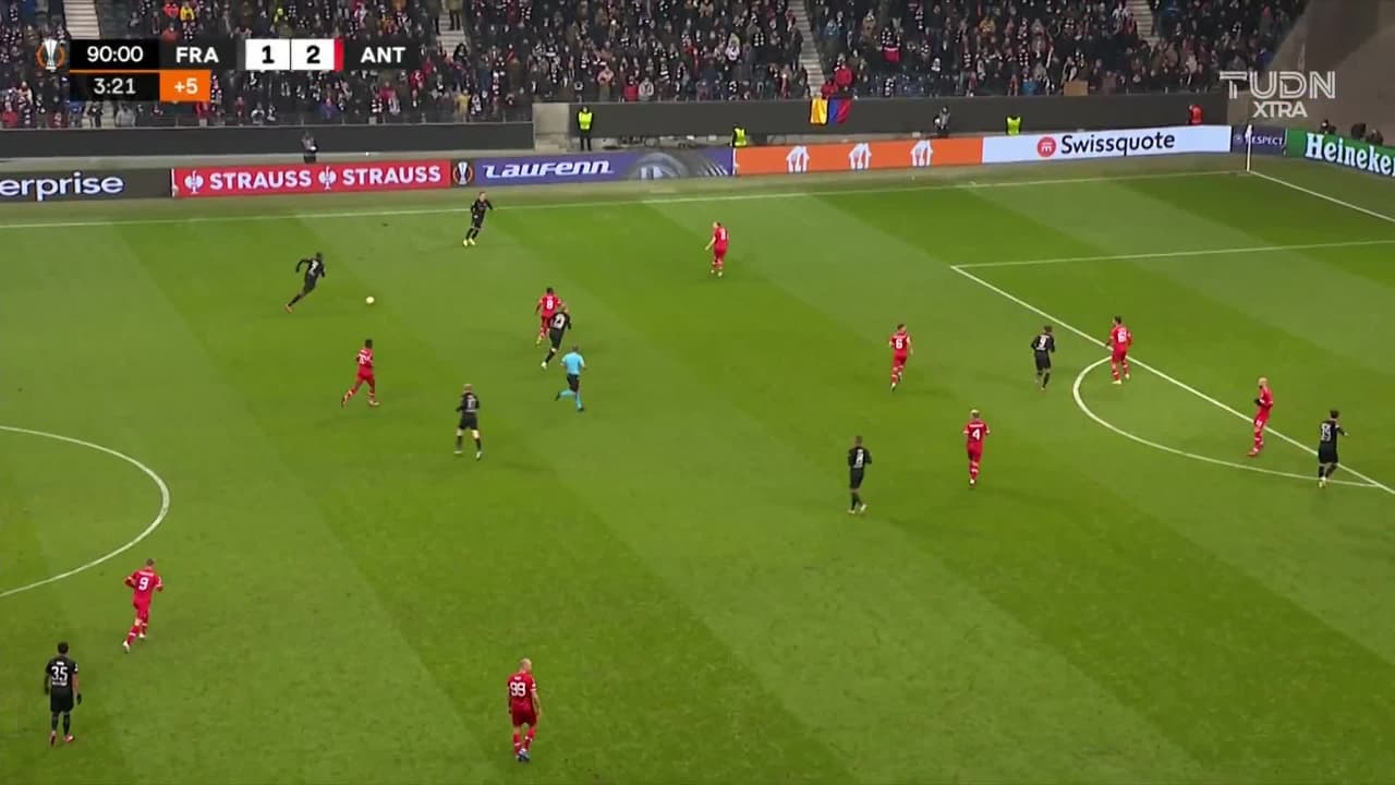 ¡GOL!  anota para Eintracht Frankfurt. Gonçalo Paciência