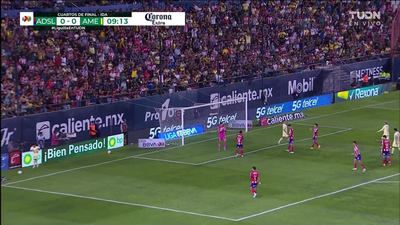 ¡TIRO ATAJADO! disparo por Diego Valdés.