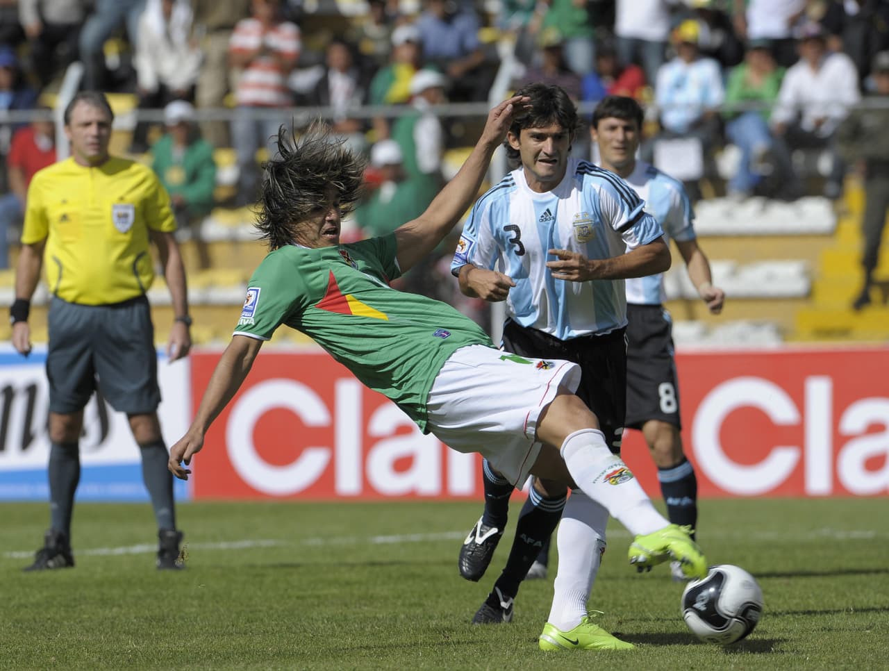 Marcelo Moreno Martins, Joaquín Botero (triplete), Alex Da Rosa y Didi Torrico se encargaron de amargarle la historia a los argentinos, que consiguieron su gol con Lucho González.