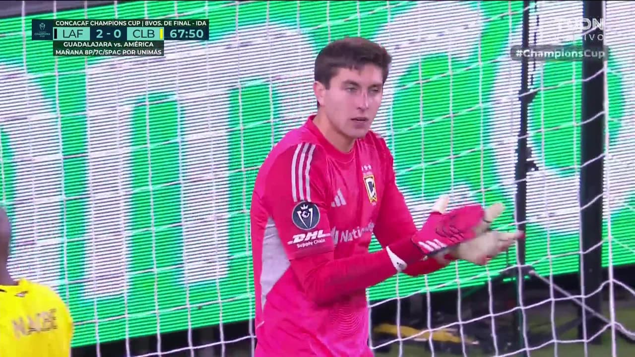 ¡TIRO ATAJADO! disparo por Dénis Bouanga.